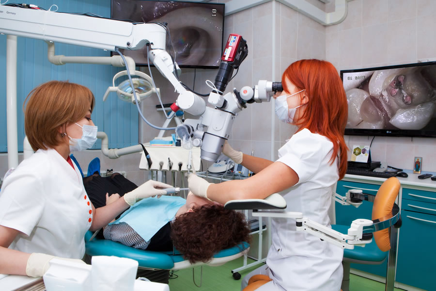 Лечение с помощью стоматологического микроскопа
